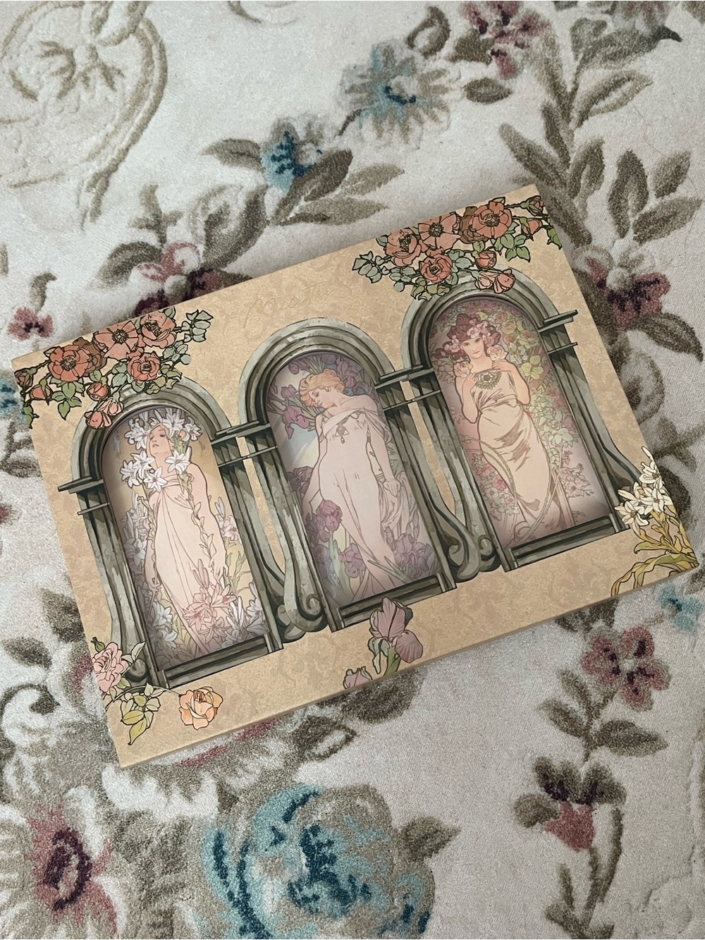 Vintage Floral Eyeshadow Palette - Pink & Cream Shades